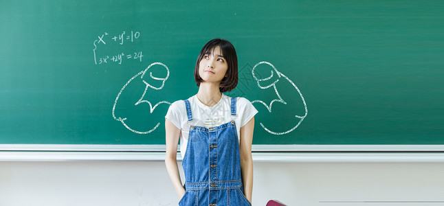 看书的女学生站在黑板前面的女学生设计图片