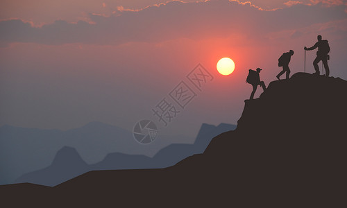 夕阳下爬山爱好者成功爬上山的顶峰背景图片