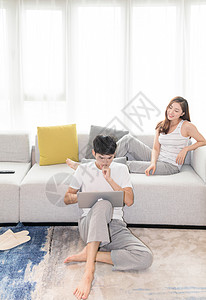 情侣在沙发上年轻夫妻一起在客厅沙发上看电视背景