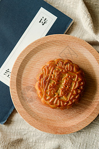 中秋节广式蛋黄莲蓉月饼背景图片