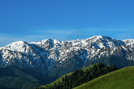 蓝天白云青山绿水新疆肯斯瓦特湖背景