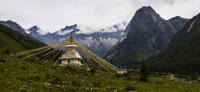 夏天有个约早约四姑娘山背景