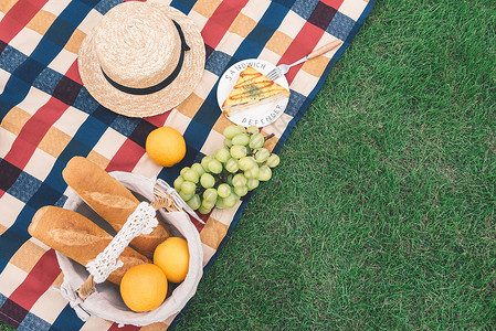 野餐垫与食物户外绿草地上野餐背景