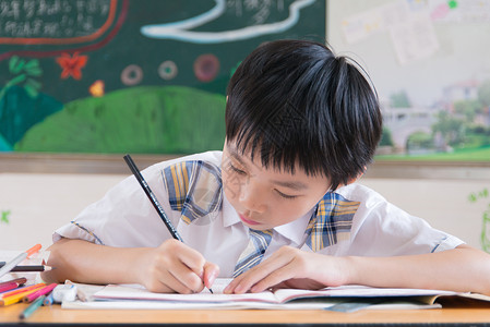 哭的男孩子学习的男孩子背景