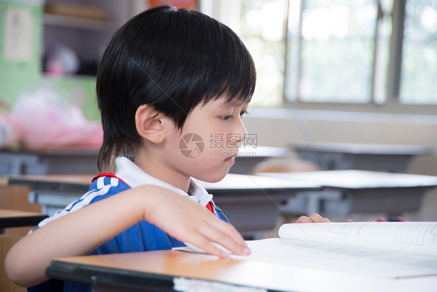 青春活力的小学生图片