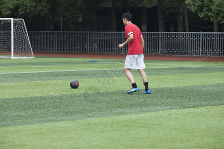 勾球射门球员足球场上在举行足球比赛背景