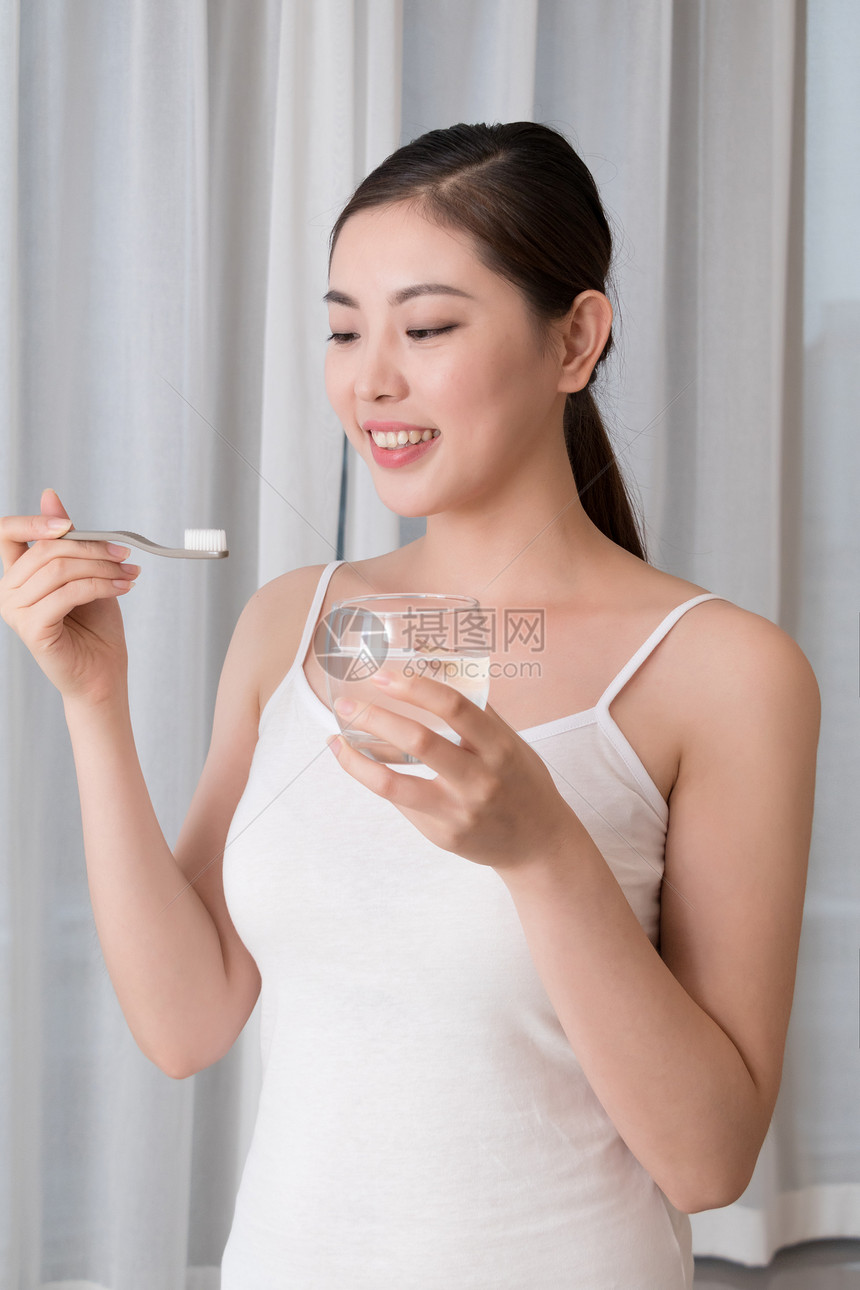 睡前刷牙早起刷牙的的年轻美女图片