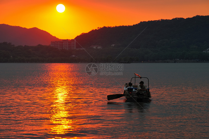 西湖夕阳游船图片