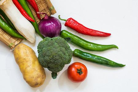 桌面上的蔬菜高清图片