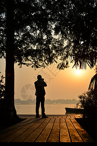 孤独的摄影者西湖日出背影背景