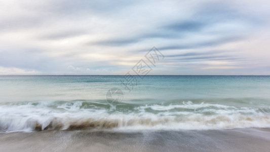 波涛汹涌动人心魄海浪波涛汹涌的海滩背景