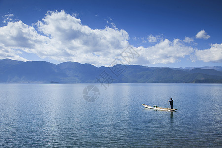 旅行中拍到的泸沽湖和渔夫背景图片