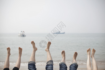 中缅友谊馆旅行中一家人在海边抬脚放松背景