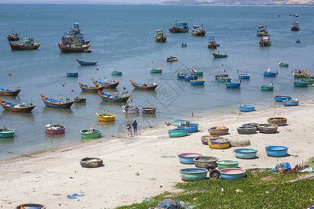 渔民捕捞旅行中看到越南海边的渔村和渔船背景