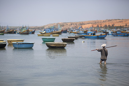 渔民捕捞海边渔民在专注的劳作背景