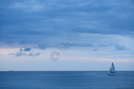 海上帆船水彩画旅行中海上的帆船背景