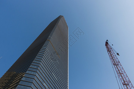 高楼和吊车组合背景图片