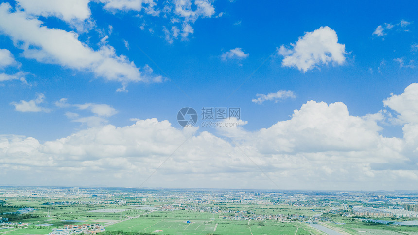 航拍蓝天白云好天气的南方村庄图片