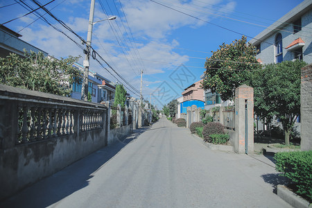 在村庄好天气走在小路上背景