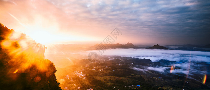 梦幻唯美光斑云雾群山日出背景