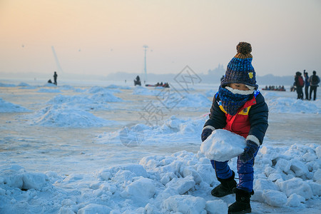 东北玩雪松花江上玩冰块的小孩背景