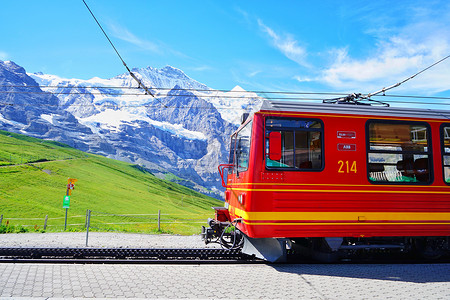 瑞士小火车黄色火车高清图片