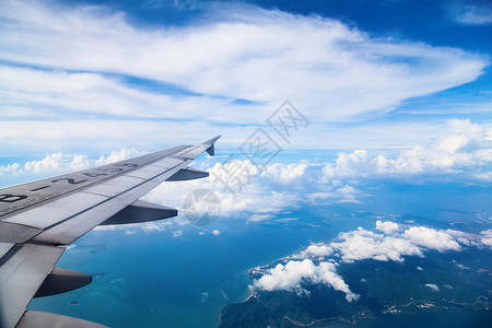 飞机蓝天白云机翼下的风景背景