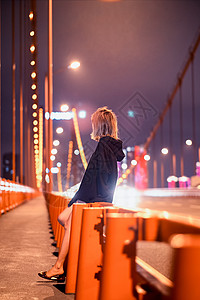 忧郁风景武汉鹦鹉洲长江大桥夜晚的少女背景