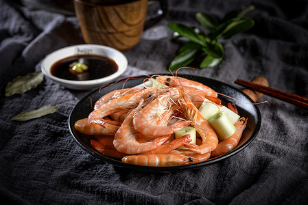 海虾虾和一碟酱油高清图片