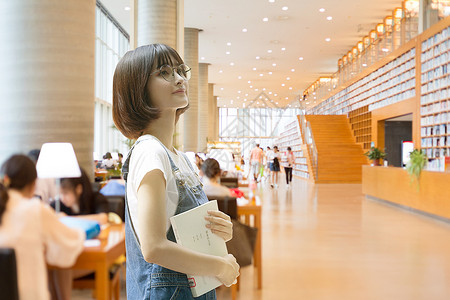 看书女同学在图书馆看书设计图片