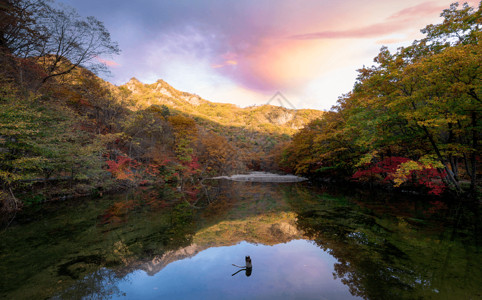 秋天的山水风景背景图片