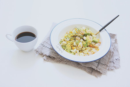 牛油果虾仁鸡蛋咖啡早餐图片