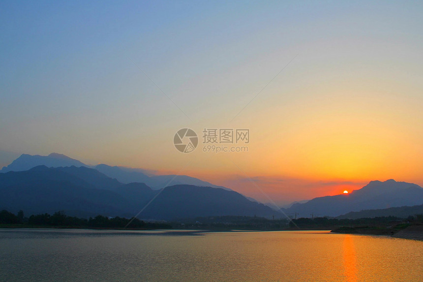 湖边的夕阳图片