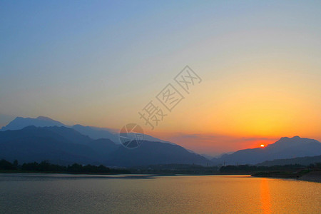 湖边的夕阳湖水峨高清图片