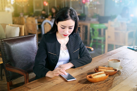 玩手机的商务女性高清图片