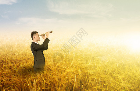 秋收麦忙站在秋收田里展望未来设计图片
