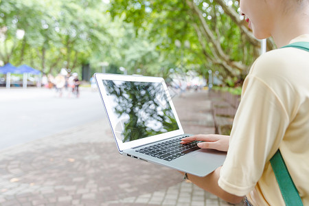 大学校园女生用电脑特写图片素材