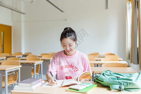 大学教室女生学习高清图片