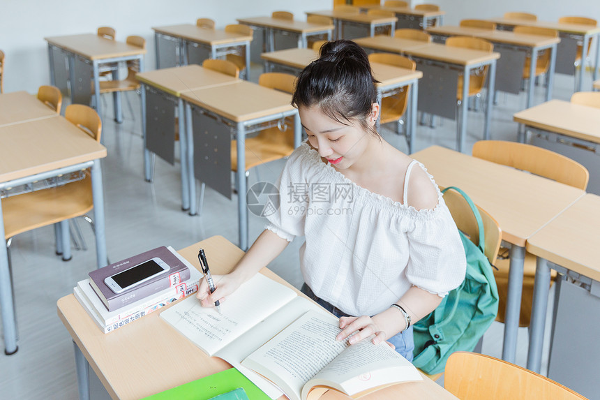 大学教室女生学习图片