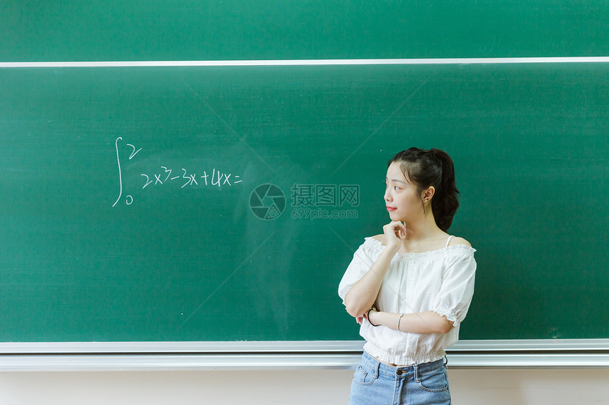 大学教室女生黑板前思考图片