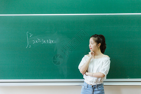 大学教室女生黑板前思考图片