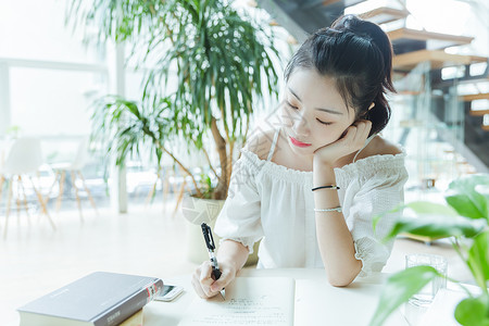 活力女校内咖啡馆女生阅读写作背景