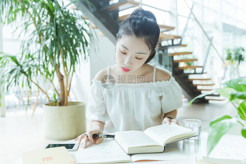 校内咖啡馆女生阅读写作图片