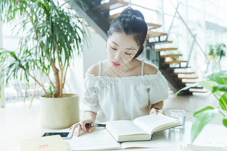 校内咖啡馆女生阅读写作高清图片