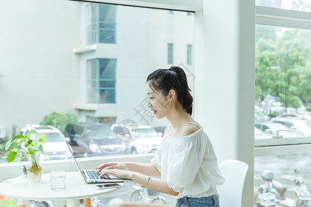 在线教育科技咖啡馆女生用电脑学习背景