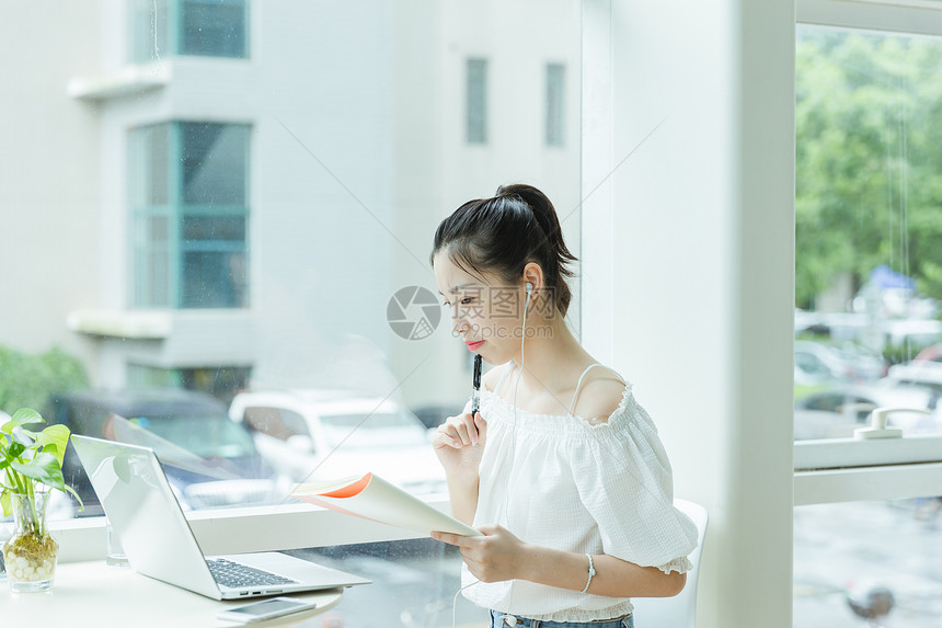 咖啡馆女生学习写作用电脑图片