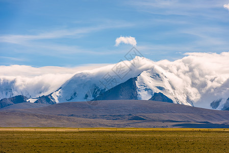 浪凡西藏阿里高山云海自然美景背景