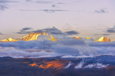 日出雪山晨曦中的珠穆朗玛峰背景
