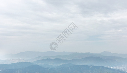 背景淡蓝色远山如黛背景