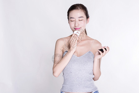 女子使用粉扑背景图片